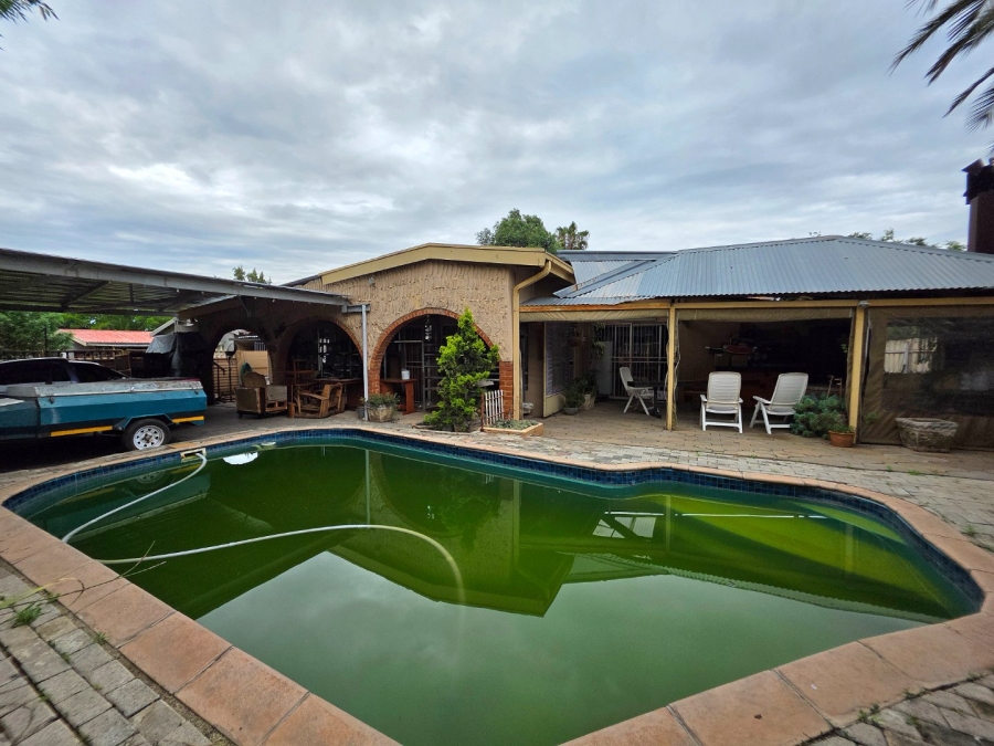 6 Bedroom Property for Sale in Brandwag Free State